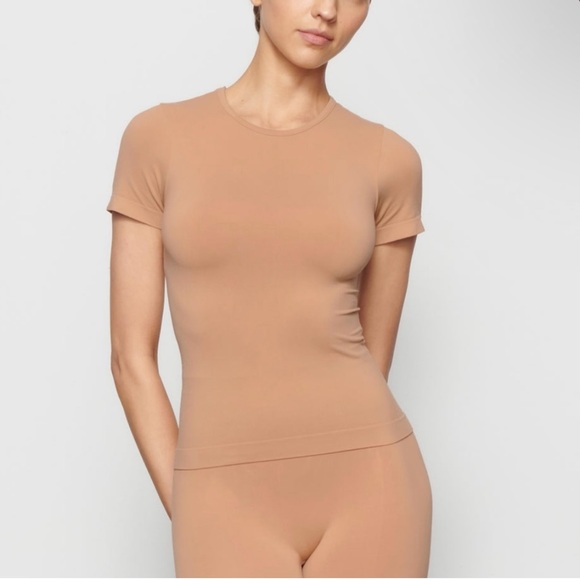 SKIMS Ochre Fits Everybody T-Shirt - Picture 2 of 7